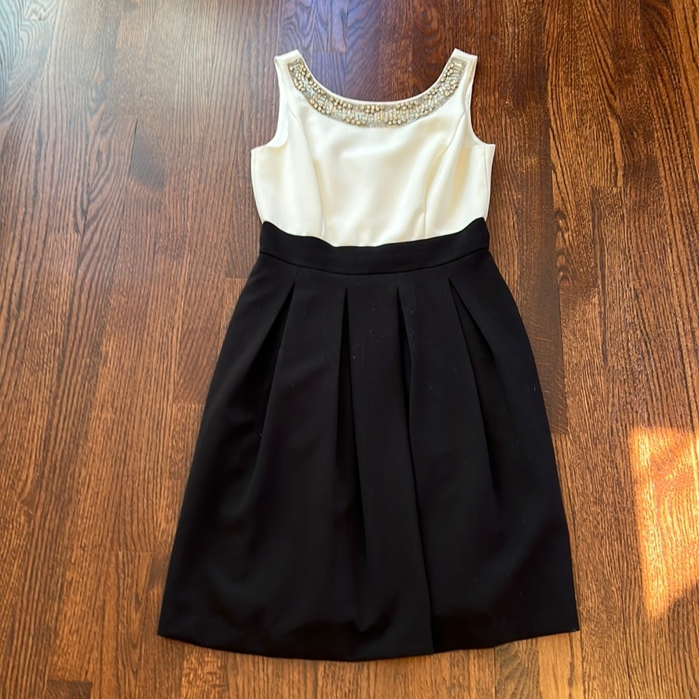 WHBM white and black dress size 6 ( cocktail dress)